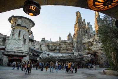 falcon-landing-star-wars-galaxys-edge.jpg